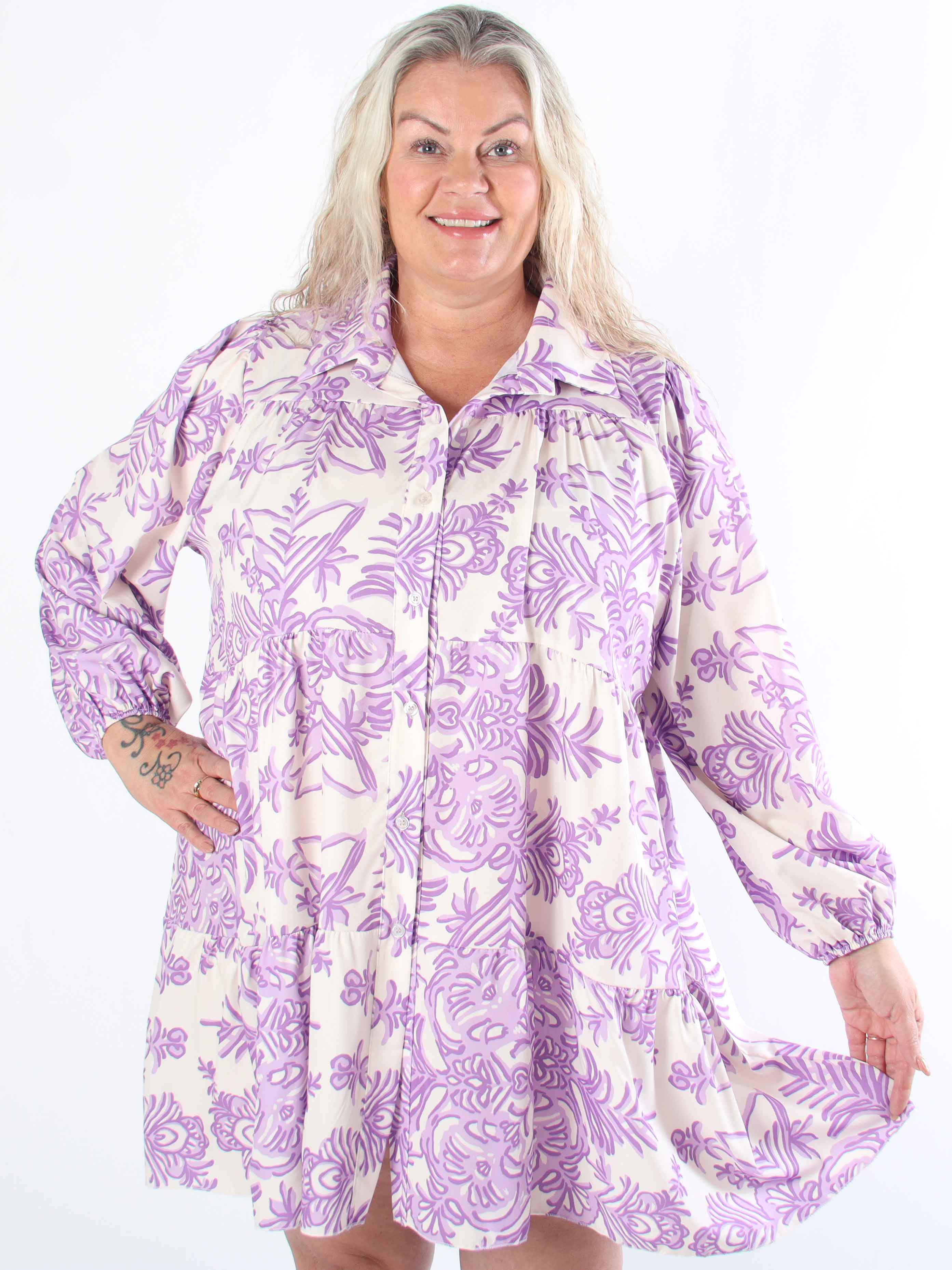 Sophie - Mönstrad plus size-skjortklänning i viskosblandning med volangkant